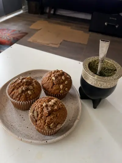 Muffins caseros con semillas junto al mate